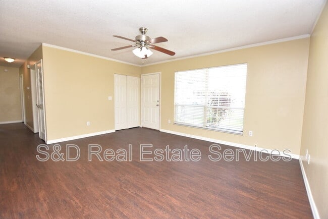 Building Photo - 4615 San Antonio Dr