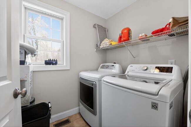 Building Photo - Spacious 4BR House in Millbury