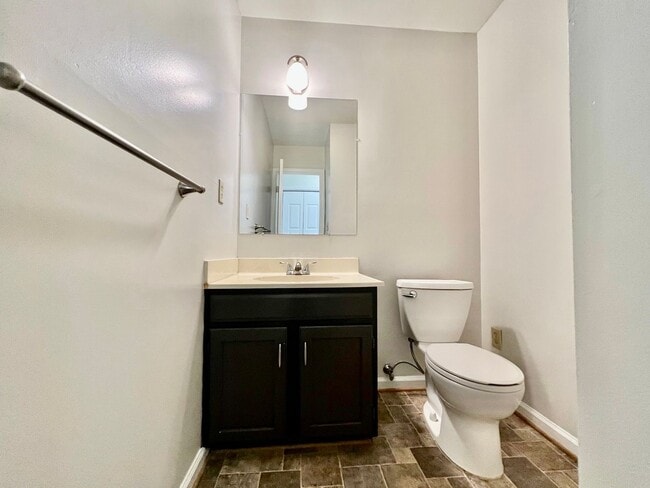 Building Photo - Updated & Ready 11-06-25! Charming Condo i...