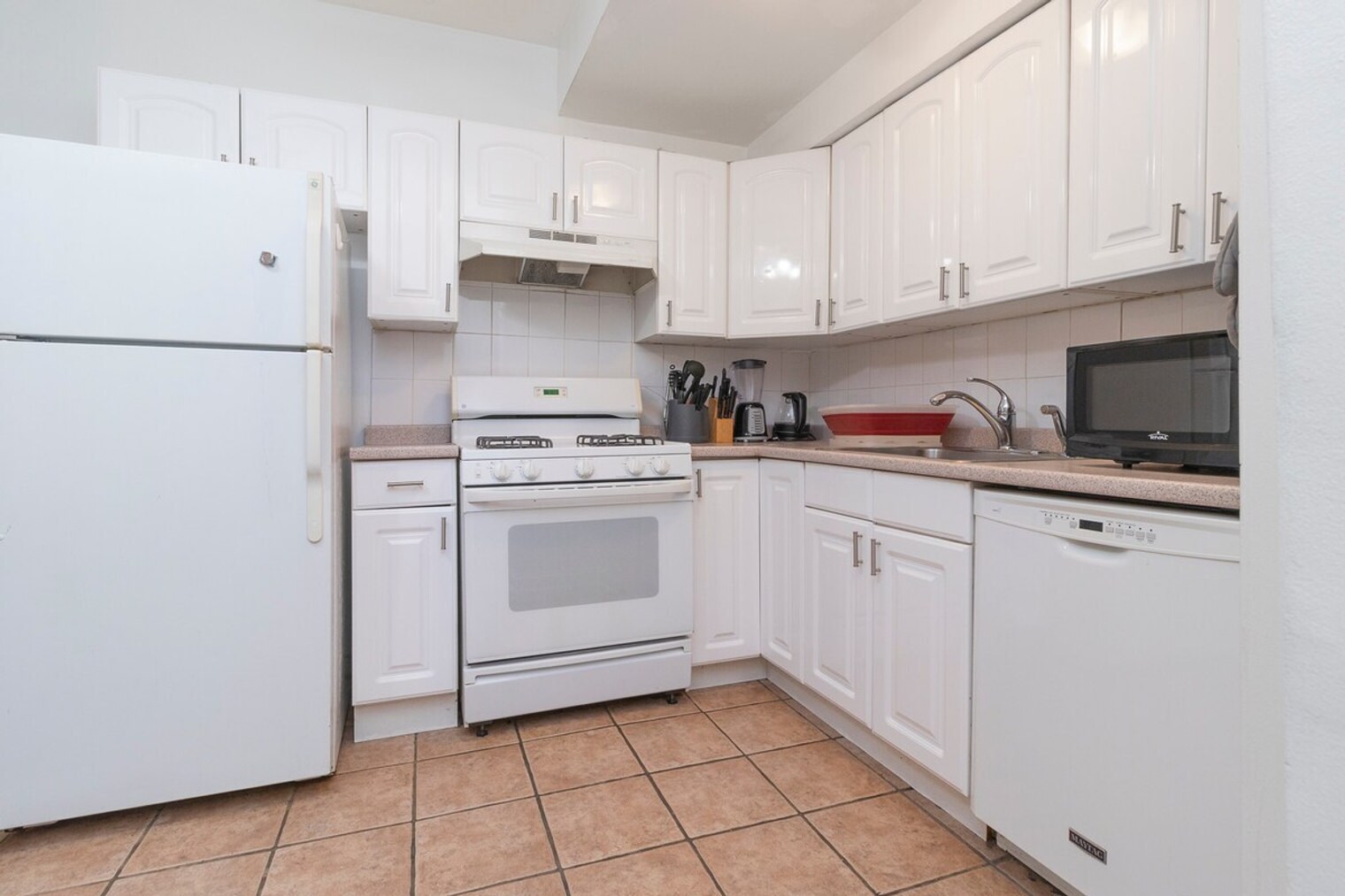 Building Photo - 250 E 82nd St