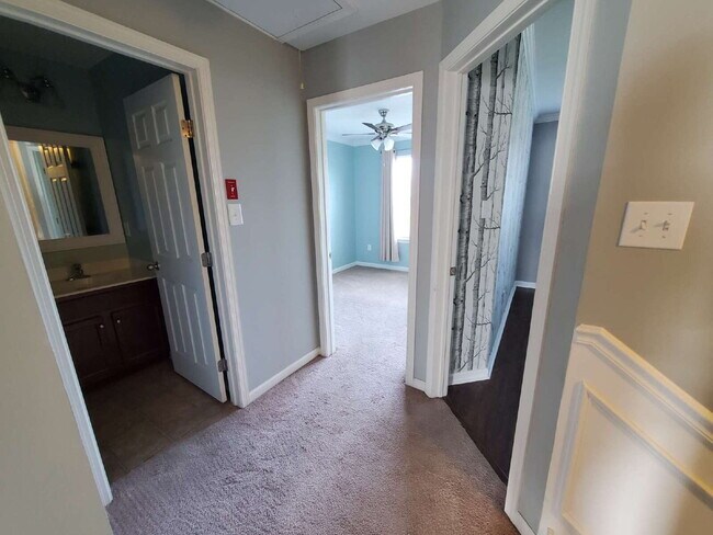 Building Photo - Impeccable 3 Bed / 2.5 Bath Townhome – Packed with Custom Upgrades!