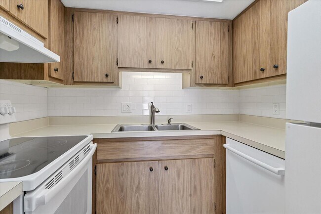 Building Photo - Charming Condo in Prime Sarasota Location ...