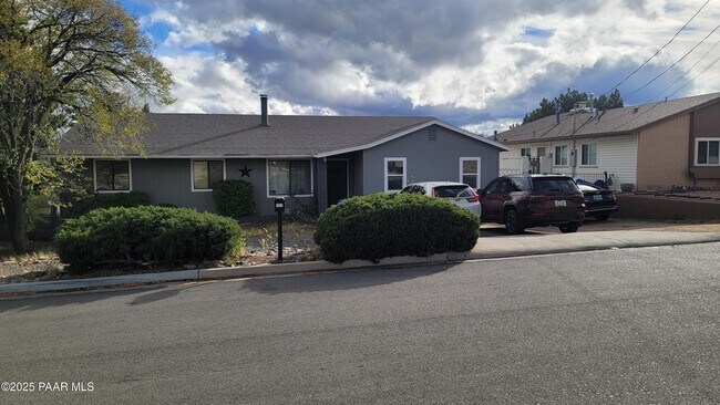 Building Photo - 727 Douglas Ave