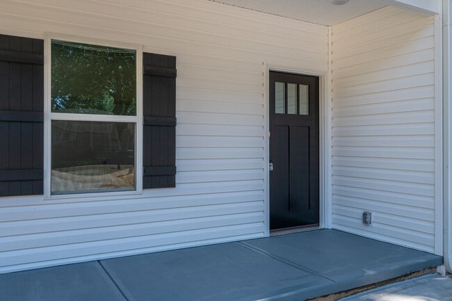 Building Photo - Your New Home Awaits in Hickory!