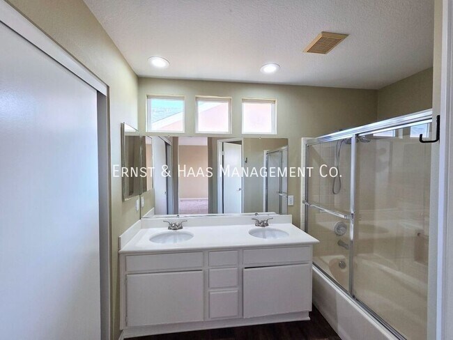 Building Photo - 2931 N Santa Fe Pl