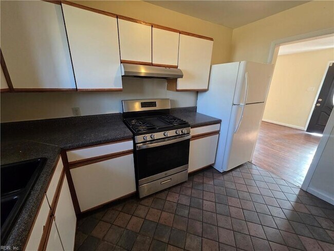 Building Photo - 618 Beach View St