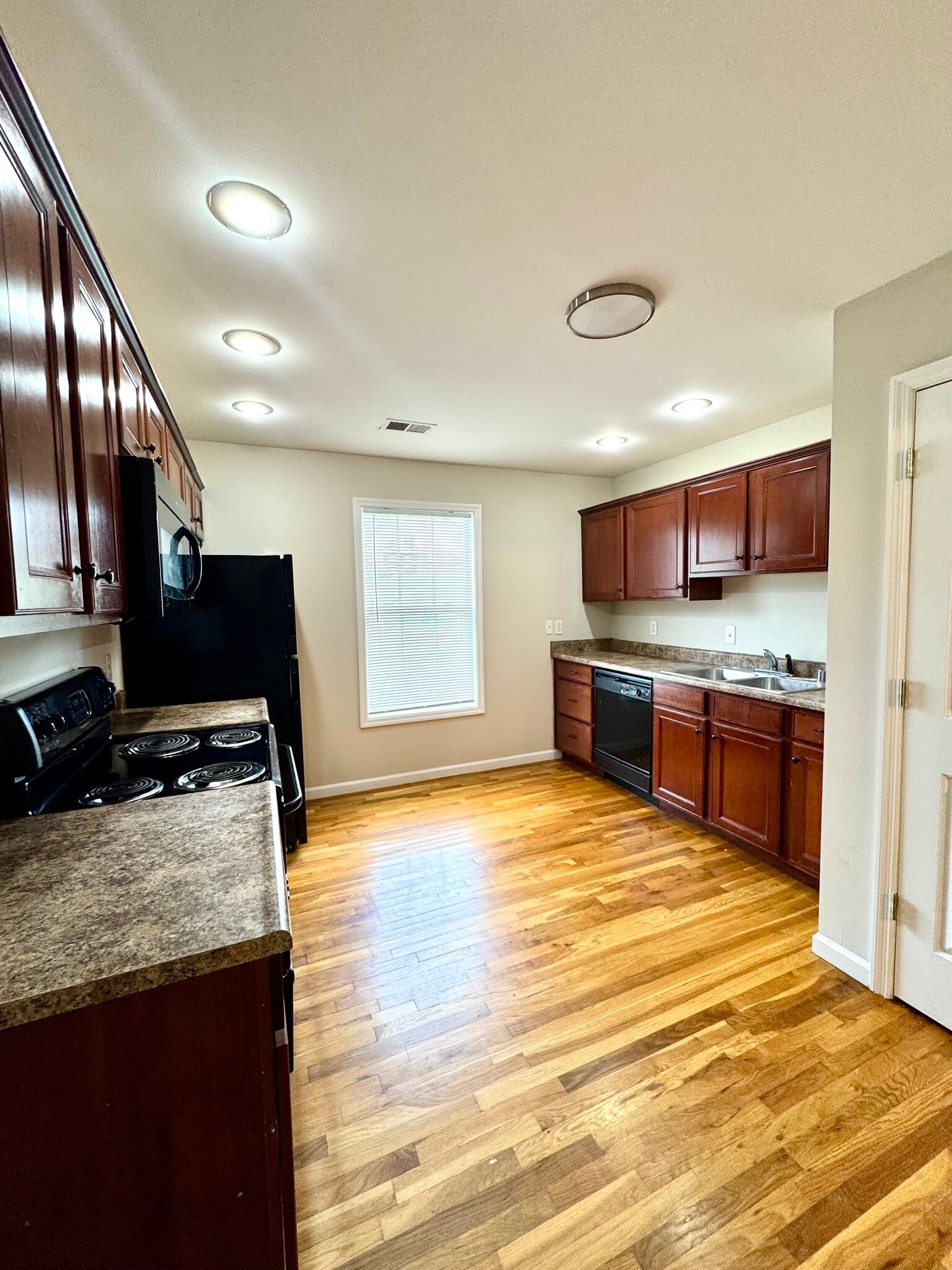 Building Photo - 641 Hampton Way