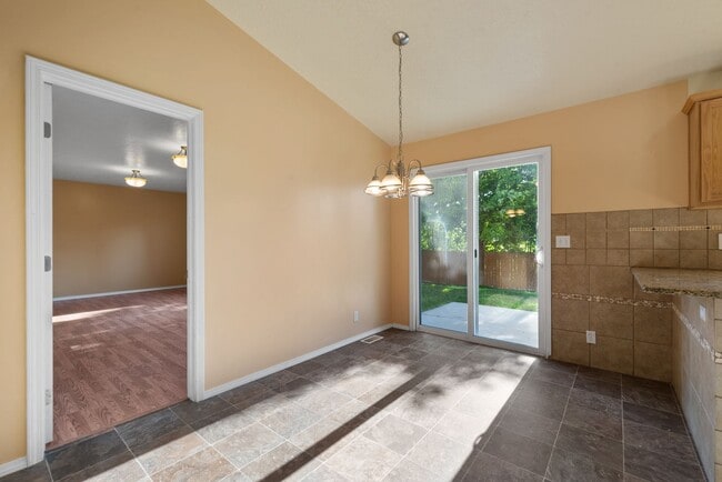 Building Photo - 3 Bedroom 2.5 Bathroom Home in Southwest B...