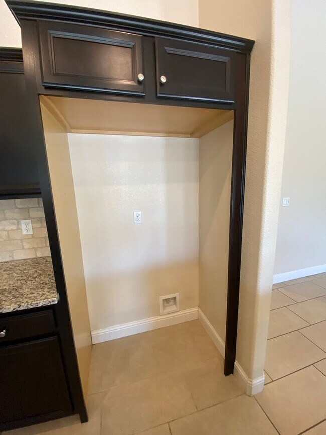 Building Photo - Immaculate like New Home in the gated Windmills at Tule Heights!