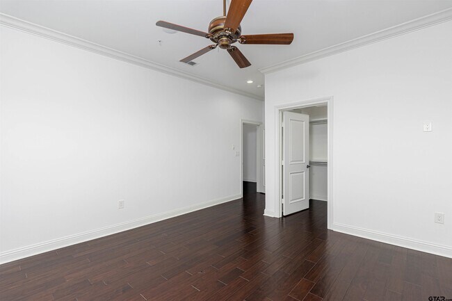 Building Photo - 2801 Wexford Dr