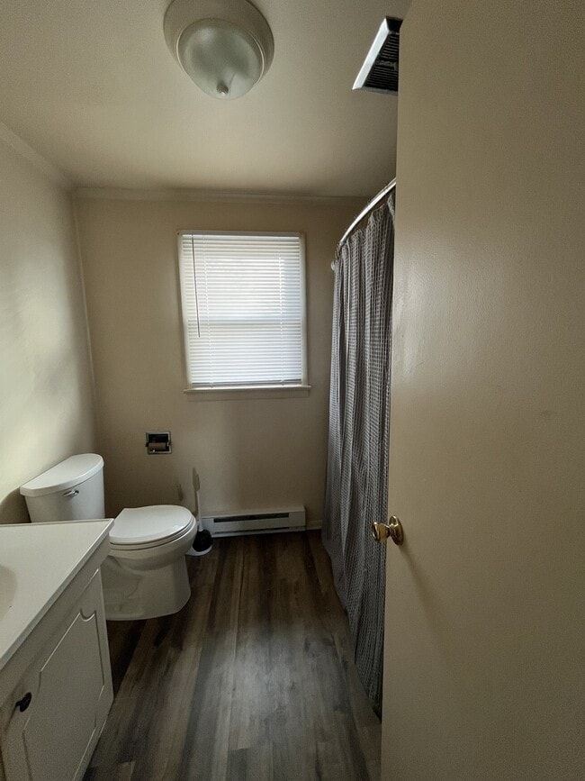 Building Photo - 611 Lincoln Way W