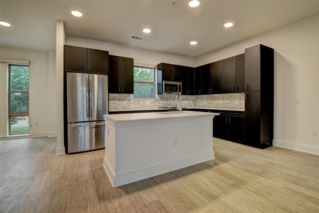 Building Photo - 6400 Washington St