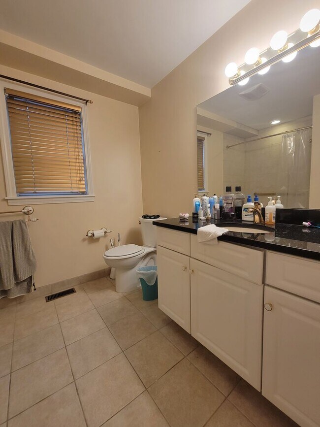 Building Photo - Spacious and Rare 3 Bd 2 Bath Near Fort Hill With Off Street Parking