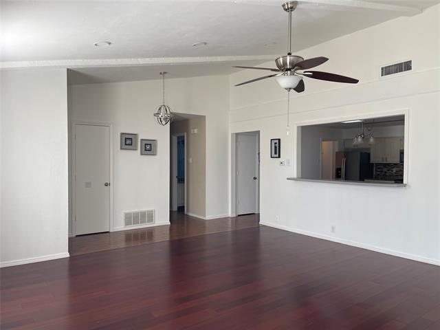 Building Photo - 2409 Stoneleigh Dr