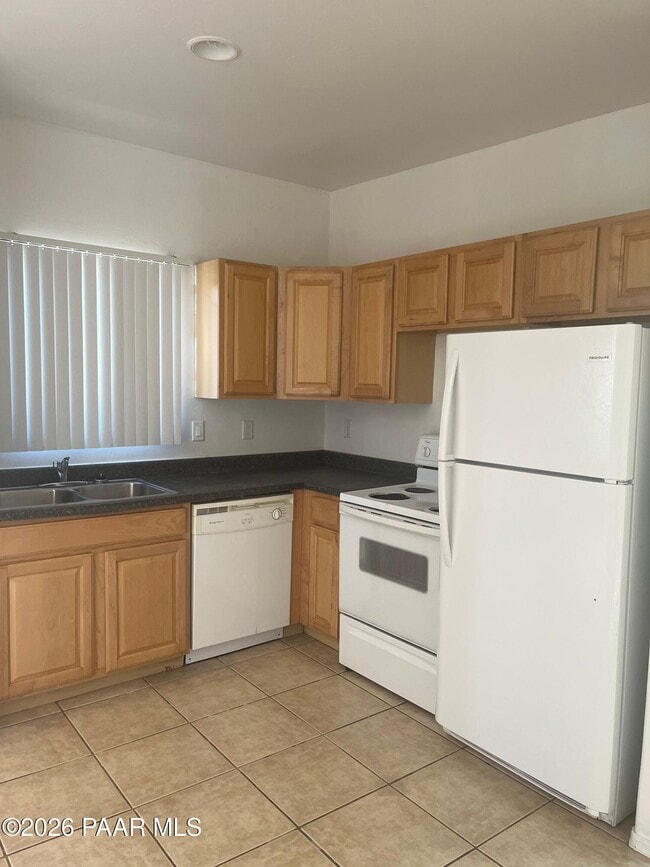 Building Photo - 354 W Delano St