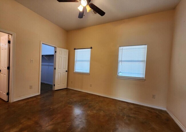 Building Photo - 3933 John Sharp Pkwy