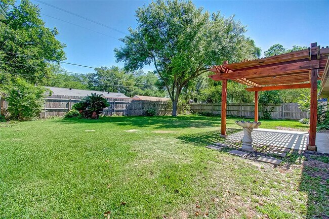 Building Photo - 9638 Meadowglen Ln