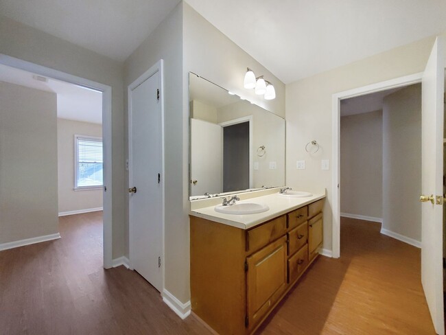 Building Photo - 504 University Ridge