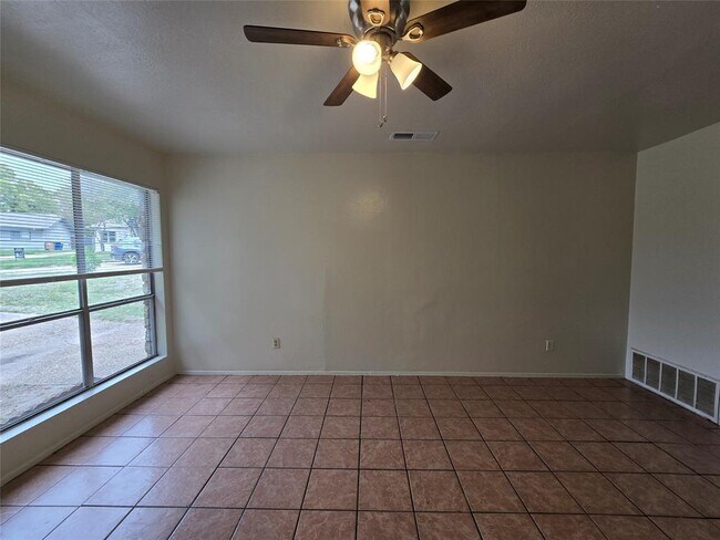 Building Photo - 1109 Village Green Dr