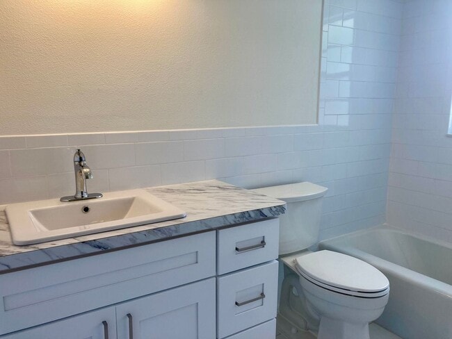 Building Photo - 2 bedroom, 2 bath condo ready to go!