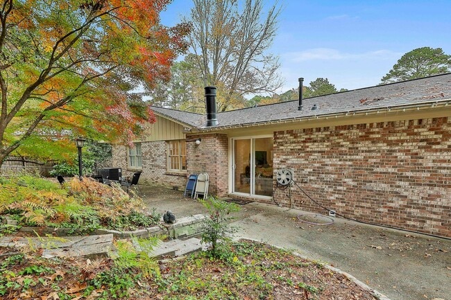 Building Photo - Renovated Peachtree City Ranch Close to Ev...