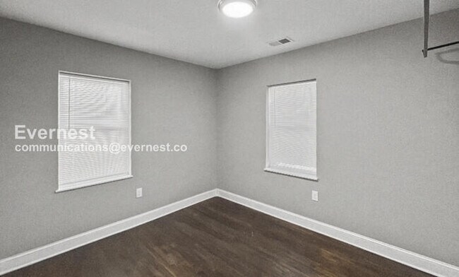 Building Photo - 3 Bed/2 Bath Home with In-Unit Laundry / Vouchers Accepted / Available Now!