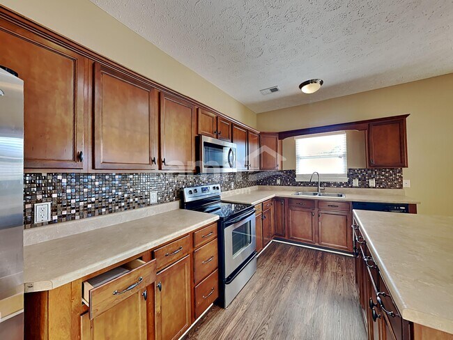 Building Photo - 533 Callie Ave