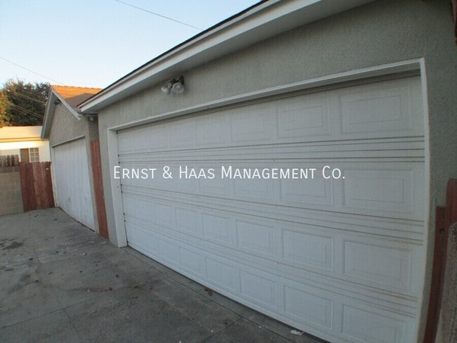 Building Photo - 215 E Scott St