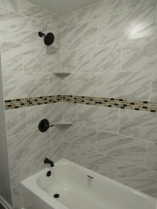 Building Photo - Cozy 2 bedrooms and 1.5 baths townhome located in Lee's Summit