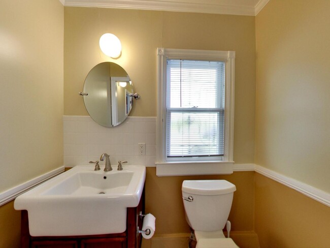 Building Photo - Spacious Four Bedroom Home in Lone Mountain