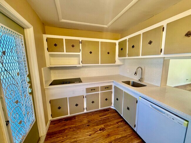 Building Photo - 1000 NE 14th Ave