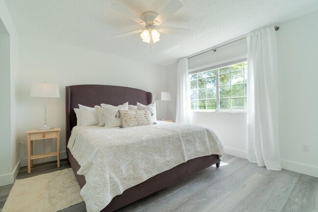 Building Photo - 800 Crestwood Ct S