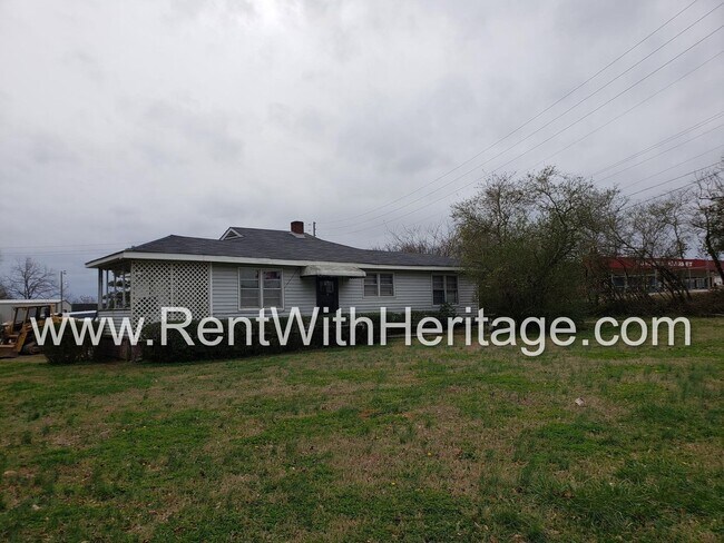 Building Photo - GRANDPA'S BUNGELOW/ CHARMING RANCH HOME/ TOTALLY RENOVATED/ PRIVATE YARD