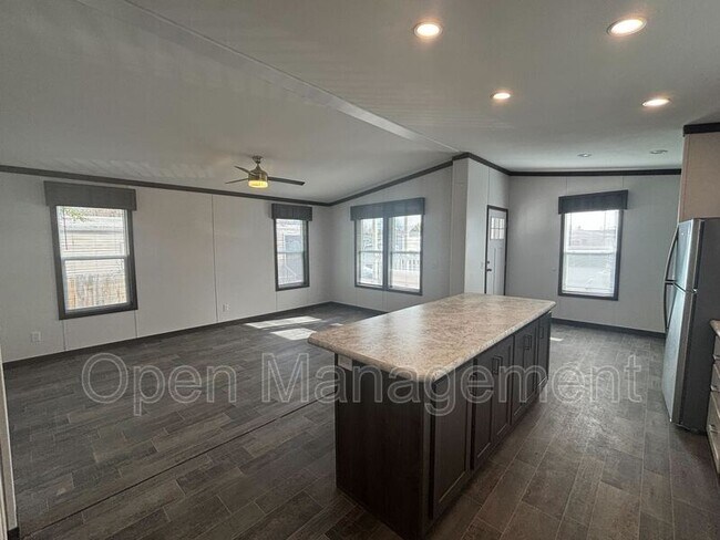 Building Photo - 725 S 12th St