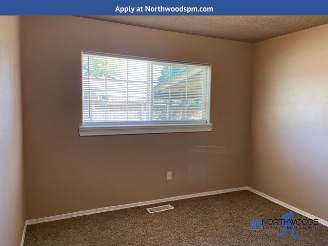Building Photo - Very Nice 3 Bedroom 1.5 Bath Home-Located ...