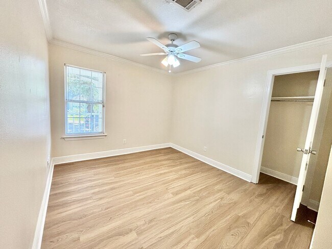 Building Photo - Charming 3-Bedroom Duplex