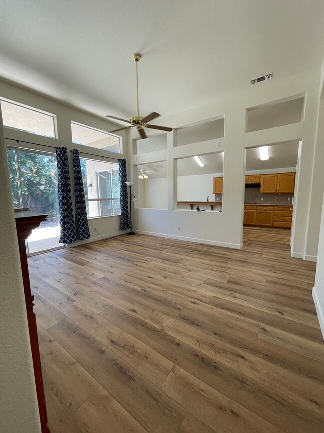 Building Photo - NEWLY LISTED & READY TO DAZZLE!
