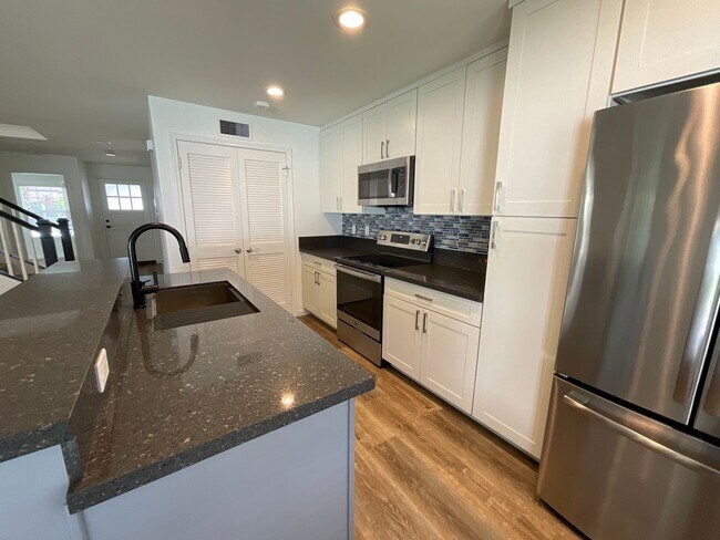 Building Photo - 4 Bedroom 3 Bath, 2 Car garage w/3rd parking stall, Solar panels (RRLLC)