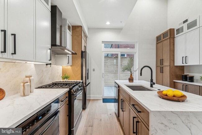 Building Photo - 1106 N Bodine St