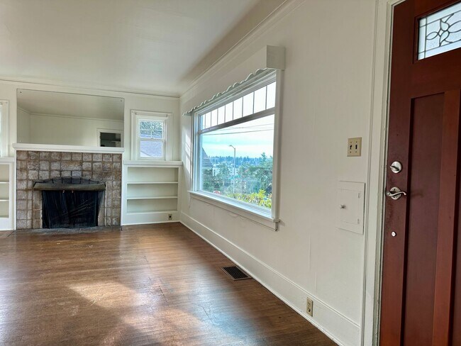 Building Photo - Maple Leaf 3 bedroom