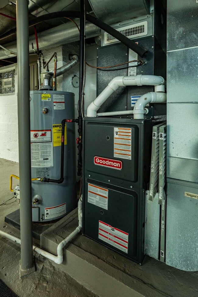 Building Photo - SCORE 1ST MONTH'S RENT FREE IF SIGNED BY JAN 30! Gorgeous 3 bedroom home in Scott Township availa...