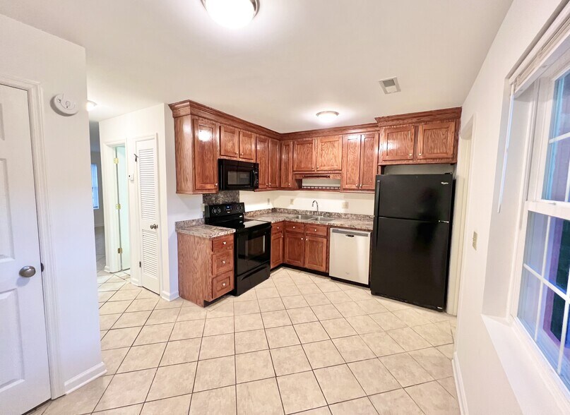 Kitchen/Dining - 274 Fleming Rd