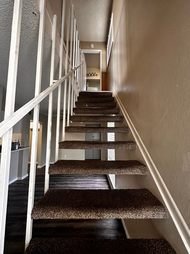 Building Photo - 3 bed 2 Bath Apartment for Rent