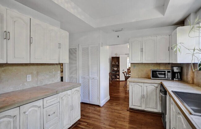 Building Photo - 1107 Alhambra Cir