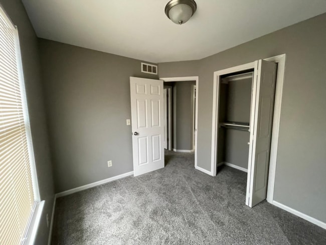 Building Photo - 5 Bedroom 3 Bath Home close to schools and...