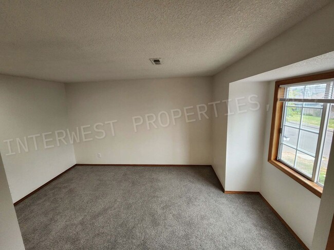 Building Photo - Spacious 4bd 2.5ba Rock Creek Home With 2 ...
