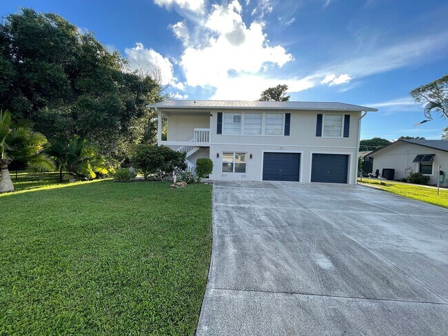 Building Photo - 1337 Center Ln