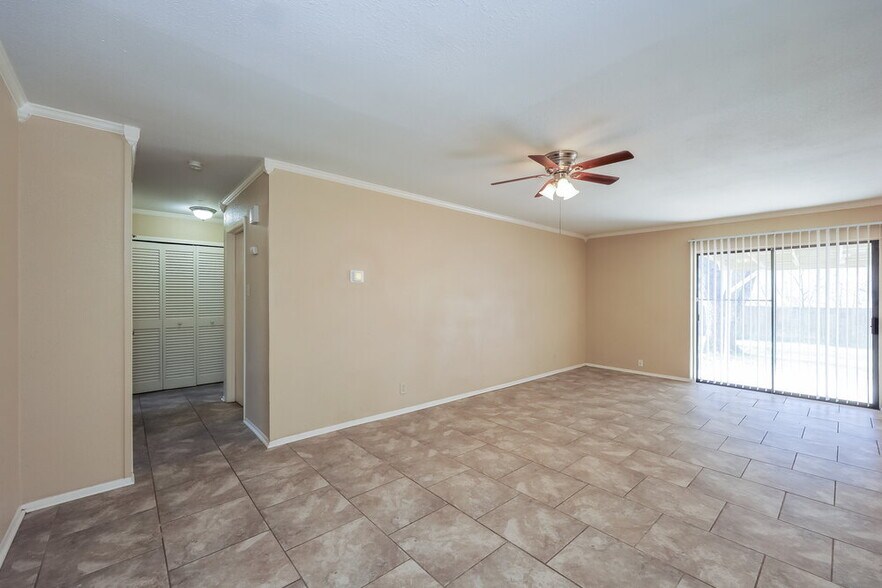 Building Photo - 7531 Lago Frio