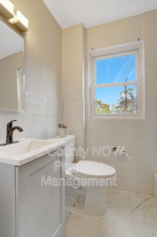 Building Photo - 2238 Farrington Ave