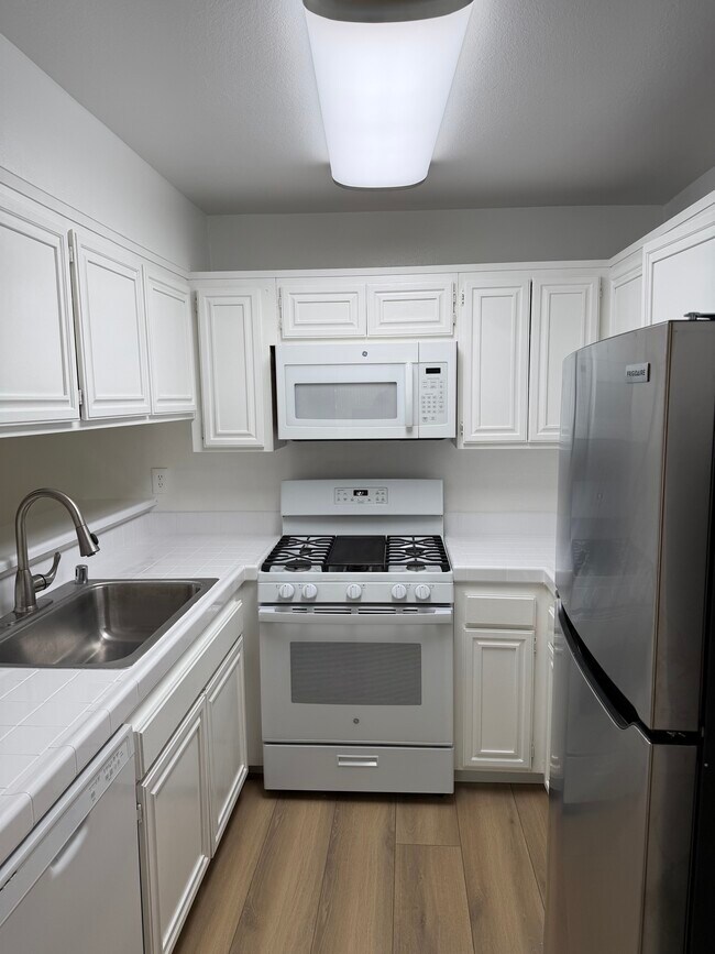 Building Photo - 901 S Sherbourne Dr